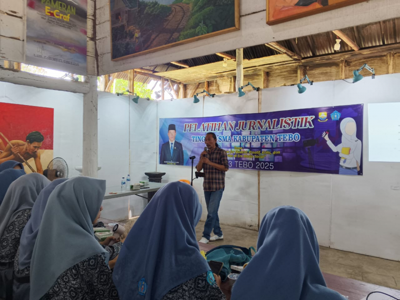 yahrial Ketua IWO Kabupaten Tebo saat menyampaikan materi