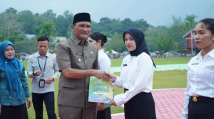 Bupati Sarolangun Hurmin Serahkan 866 SK PPPK Periode Kedua Formasi 2024