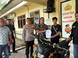 Momen Penuh Haru Kapolres Muaro Jambi Serahkan Satu Unit Motor Hasil Curanmor Kepada Pemiliknya 