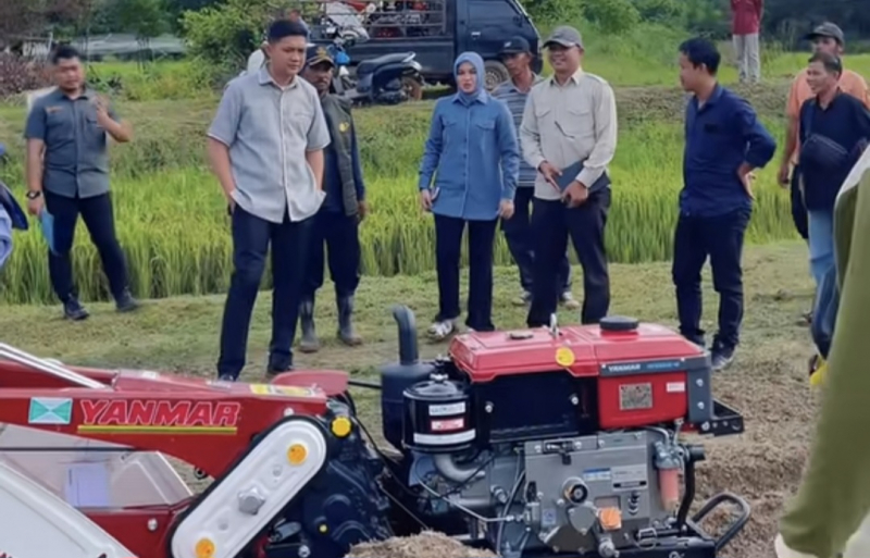 Ketua DPRD Provinsi Jambi, M Hafiz Fattah bersama Anggota DPRD Kabupaten Batanghari, Anita Yasmin menyerahkan bantuan traktor kepada petani