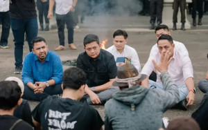 Dibawah Guyuran Hujan, Ketua DPRD Hafiz Fattah Terima Aspirasi Masyarakat