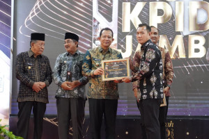 Bupati BBS Terima Penghargaan dari KPID Provinsi Jambi