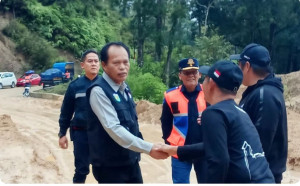Wawako Azhar Hamzah Tinjau Longsor KM 13 Puncak, Jalur Penghubung Sungai Penuh–Sumbar Kembali Normal