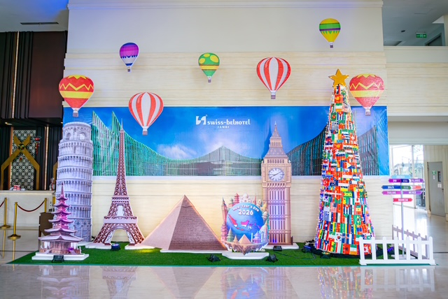 Dekorasi bertema “Around The World” di lobi Swiss-Belhotel Jambi