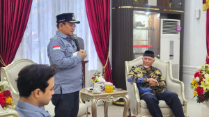 Maulana- Diza Serahkan Bantuan Masyarakat Kota Jambi Ke Gubernur Mahyeldi 