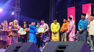 Pemprov Jambi Berikan Penghargaan kepada Pelaku Seni dan Budaya dalam Malam Keagungan Melayu