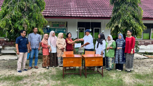 PTPN IV Regional 4 Bantu 30 Set Meja Kursi ke Sekolah 