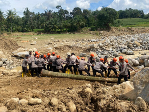 Brimob Jambi Bangun Jembatan Darurat Antar Desa Kampung Tengah Timur dan Padang Landua