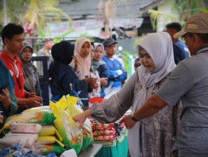 Jelang Ramadan, Bupati dan Ketua TP PKK Inisiasi Pasar Murah 