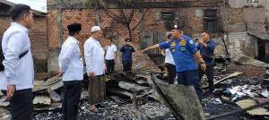 Wali Kota Jambi Meninjau dan menyerahkan Bantuan Korban Kebakaran 