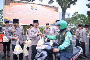Kapolda Jambi Bersama Bhayangkari, OKP dan Ormas Bagikan Takjil kepada Masyarakat dan Ojek Online