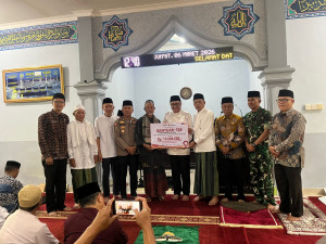 Safari Ramadhan, Wako Alfin Serahkan Bantuan CSR Rp10 Juta untuk Masjid Takwa Sungai Ampuh