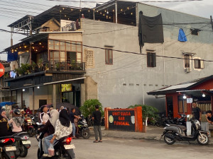 Manfaatkan Kantor Jadi Lahan Parkir Liar, Basarnas Kualatungkal Pungut Parkir Dari Pengunjung RM