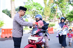 Ditreskrimsus dan Bidhumas Polda Jambi Gelar Giat Berbagi Takjil