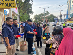 Ditresnarkoba Polda Jambi Bagikan Takjil kepada Masyarakat, Wujud Kepedulian di Bulan Ramadan