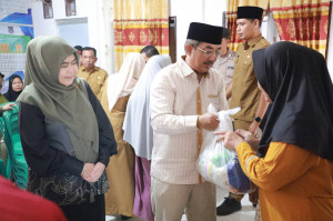 Bupati Salurkan Ratusan Paket Sembako Bersubsidi di Kuala Betara