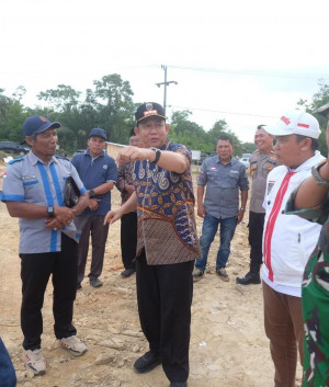 Soal Jalan Rusak,  Bupati BBS  Minta Warga Bersabar dan Ikuti Jadwal