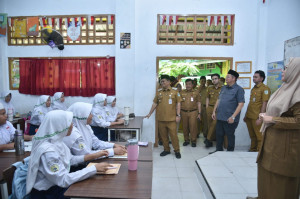 Maulana -Diza Tinjau Pelaksanaan TKA di Sejumlah SMP di Kota Jambi