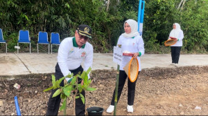 Ketua DPRD Muarojambi Hadiri Penanaman Pohon Serentak