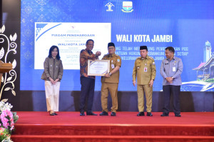 Wali Kota Maulana Raih Penghargaan Dari Menteri Hukum RI 