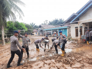 Satbrimob Polda Jambi Sigap Bantu Warga Terdampak Banjir di Sarolangun