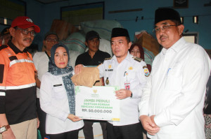 Gubernur Jambi Bersama Bupati dan Wabup Tinjau Lokasi Kebakaran serta Serahkan Bantuan di Teluk Nila