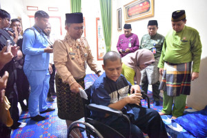 Wali Kota Jambi Serahkan Lansung Bantuan Kursi Roda