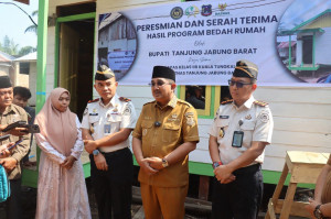Bupati Serahkan Bantuan Bedah Rumah dan Panen Raya di Bram Itam
