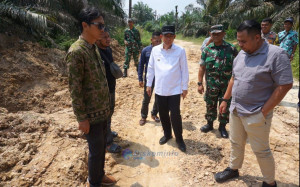 Jalan ke Kantor Camat Sungai Bahar Memprihatinkan, Bupati Intruksikan PUPR Bergerak