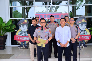 Kapolda Jambi Konferensi Pers Dugaan TPPO dan Serahkan Kembali Bayi 8 Bulan kepada Ibu Kandung