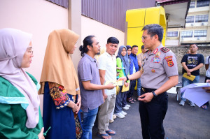 Kapolda Jambi Berikan Tali Asih Korban Kebakaran Aspol Polda Jambi, Wujud Kepedulian dan Empati 