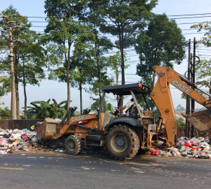 Sudah Menumpuk dan Keluarkan Bau Kurang Sedap, DLH Muarojambi Baru Angkut Sampah di Mendalo 