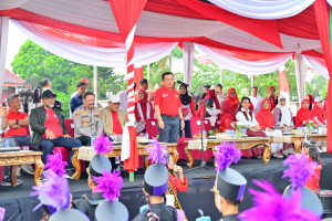 Wakapolda Jambi Saksikan Pawai Pembangunan dan Karnaval Kemerdekaan RI ke-81
