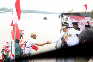 Bupati Pimpin Tabur Bunga serta Berbagi Sembako kepada Nelayan