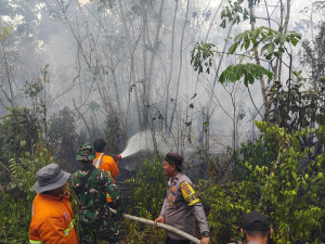 Polri Bersama Tim Gabungan Padamkan Karhutla 2 Hektare di Desa Muhajirin