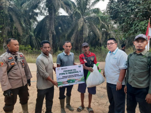 Ringankan Beban Warga Terdampak Kemarau, PTPN IV Regional IV Salurkan Paket Sembako untuk SAD