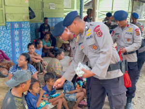 Brimob Jambi Peduli, Sambangi dan Berikan Bantuan Sosial kepada Warga SAD di Merangin