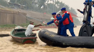 Ditpolairud Polda Jambi Sambangi Warga, Bagikan Masker dan Sembako di Tengah Kabut Asap
