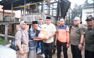 Sekda Budhi Salurkan Bantuan Musibah Kebakaran di Desa Penyegat Olak