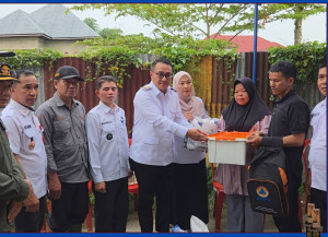 Wako Alfin Serahkan Bantuan Korbannya Kebakaran di Desa Kampung Dalam Hamparan Rawang 