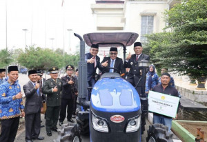 Serahkan Bantuan Alsintan, Dorong Produktivitas Pertanian 