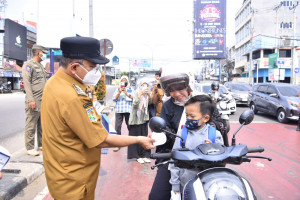 Hadapi Kekeringan dan Kabut Asap, Pemkot Jambi Distribusikan Air Bersih dan Ribuan Kotak Masker