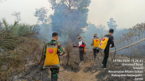 Brimob Polda Jambi Bersama Tim Gabungan Lakukan Pemadaman dan Pendinginan Karhutla di Batanghari dan