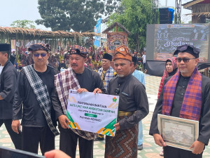 Peduli Budaya Bersih PTPN IV Regional IV Bantu Mobil Angkut Sampah 