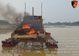 Polres Muaro Jambi Bakar satu Pompong Diduga Terkait PETI di DAS Batanghari