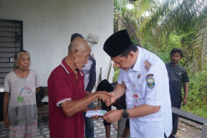 Tanpa Menunggu Lama, Bupati BBS Turun Langsung Beri Bantuan Lansia, Begitu terima Laporan