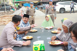 Anwar Sadat Sarapan dan Berdialog Langsung Dengan Masyarakat