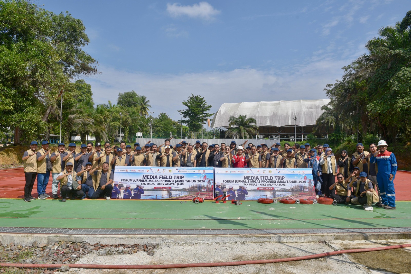 Peserta Media Field Trip Forum Jurnalis Migas Jambi Tahun 2026 berfoto bersama di area operasi Pertamina EP Jambi sebagai bagian dari upaya meningkatkan pemahaman publik terhadap industri hulu migas.