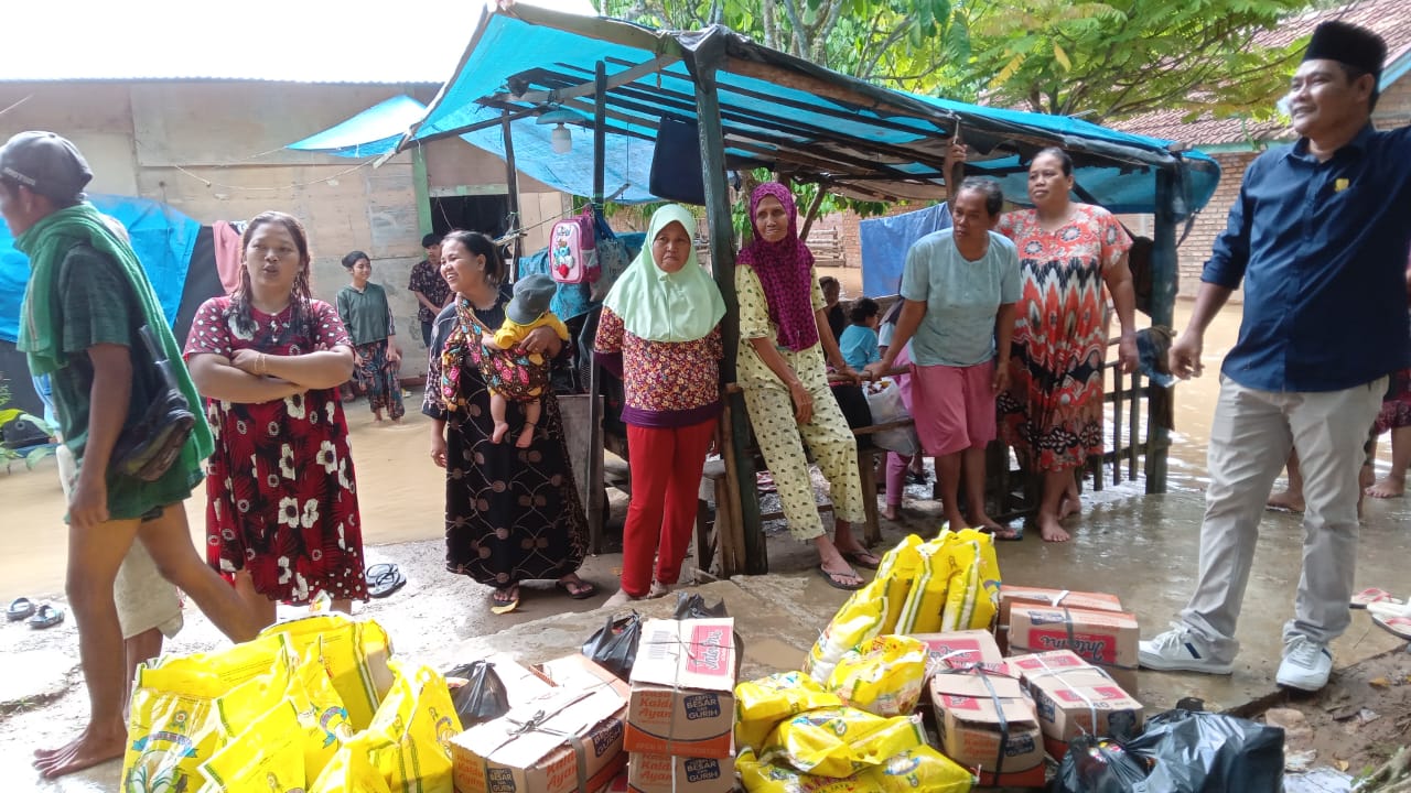 Al Mashuri anggota DPRD Provinsi Jambi menyerahkan bantuan kepada masyarakat terdampak banjir di desa Punti Kalo