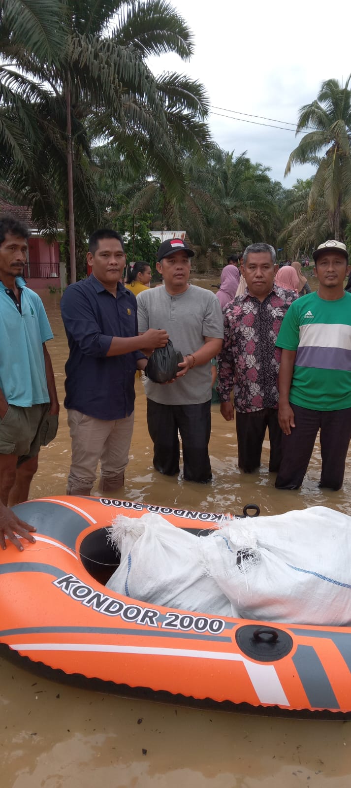 Al Mashuri anggota DPRD Provinsi Jambi menyerahkan bantuan kepada masyarakat terdampak banjir di desa Teriti Kecamatan Sumay